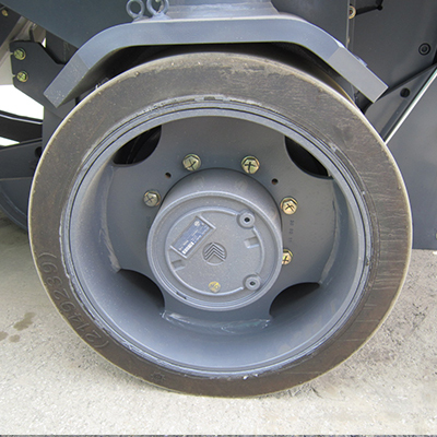 壓配式實(shí)心輪胎 實(shí)心輪胎的優(yōu)勢(shì)與應(yīng)用